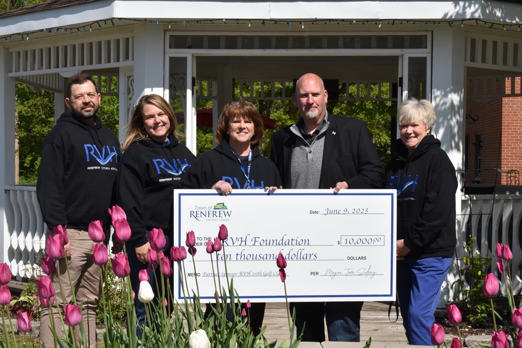 Renfrew Victoria Hospital Foundation (RVHF) staff Steve Lyons, Melanie Clemmer, Patti Dillabough holding cheque from the Town of Renfrew with Mayor Tom Sidney, and Patti Watters, RVHF, far right.
